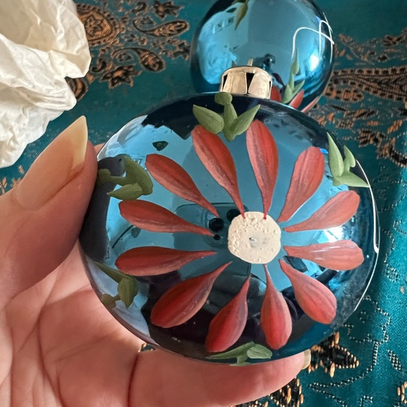 Set of 2 Vintage Hand-Painted ornaments - Picture 2 of 3